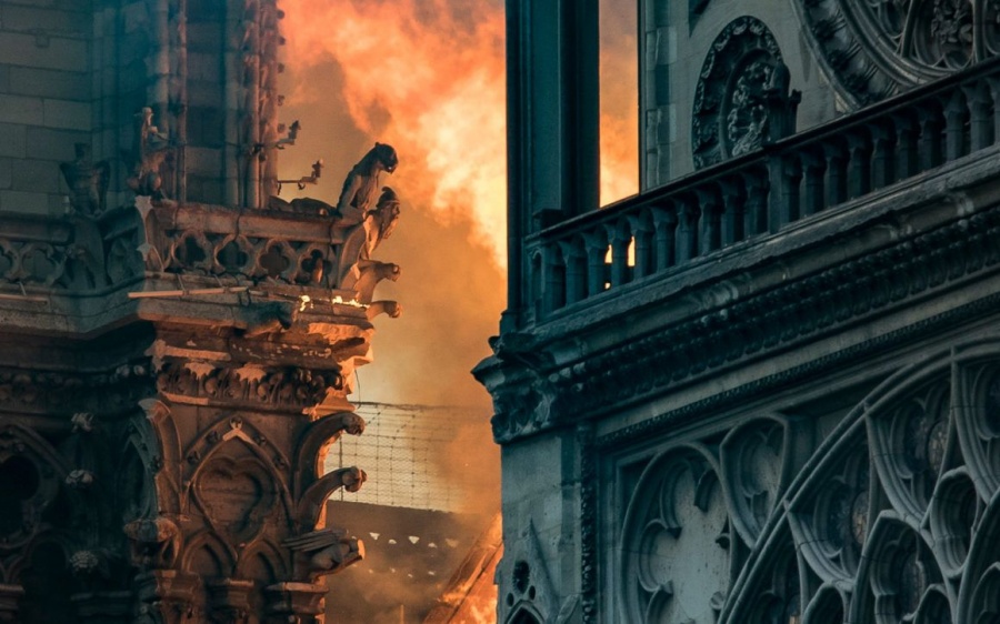 Во Франции новый пожар: горит Версаль